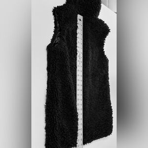 🎉🎊🍾HOLIDAY CozyTeddy Faux Fur Long Black Zip-Up Hooded Vest Women’s Size S/M